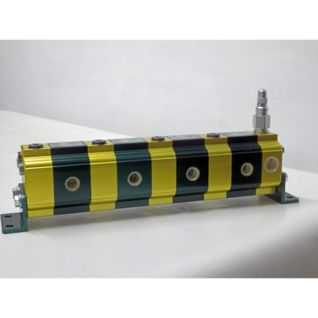 Four Element Flow Divider, 3.8 cc/rev Per Section, VIVOIL V9RS04D25
